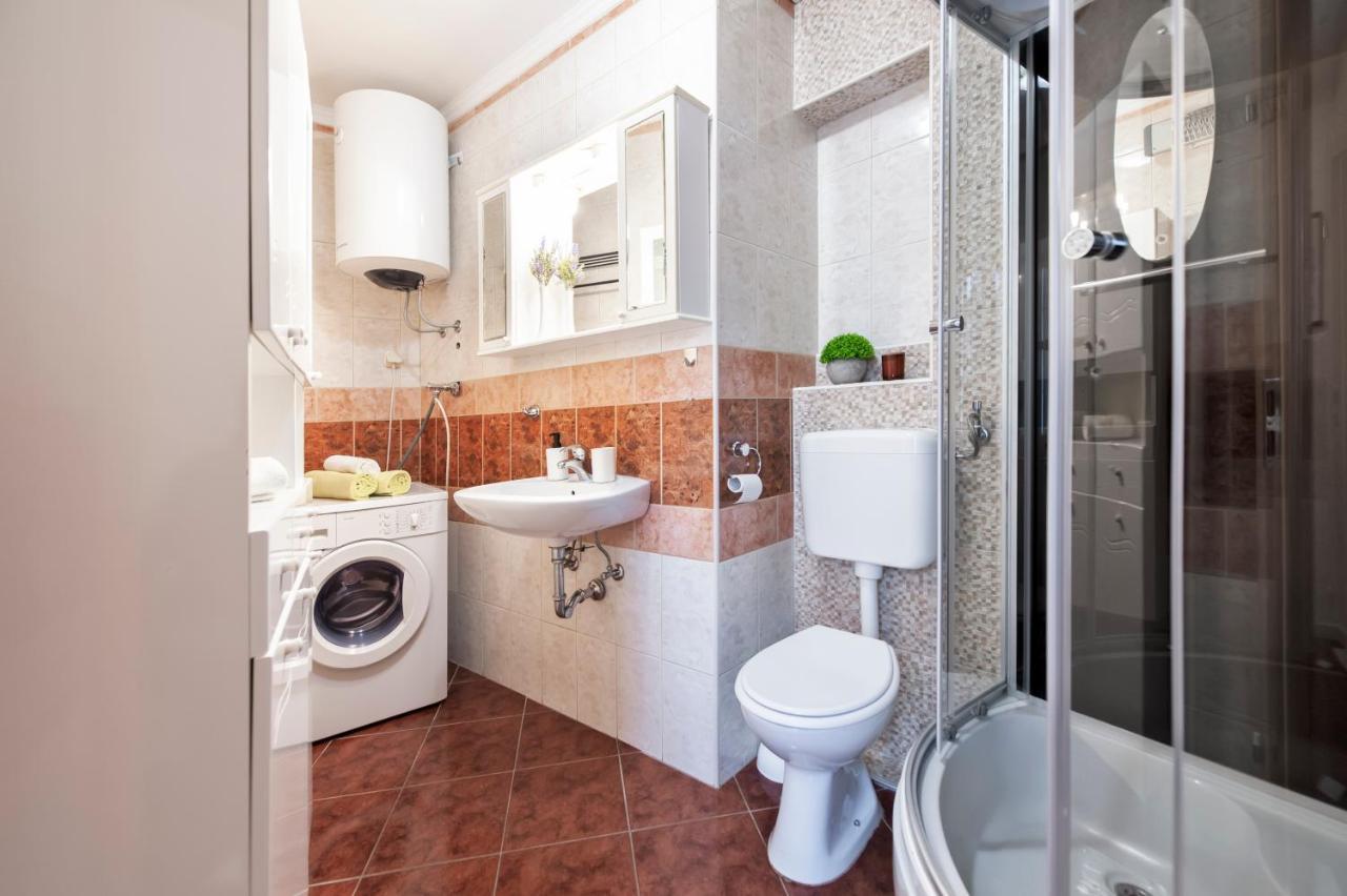 Ap Downtown Apartment Ровинь Экстерьер фото