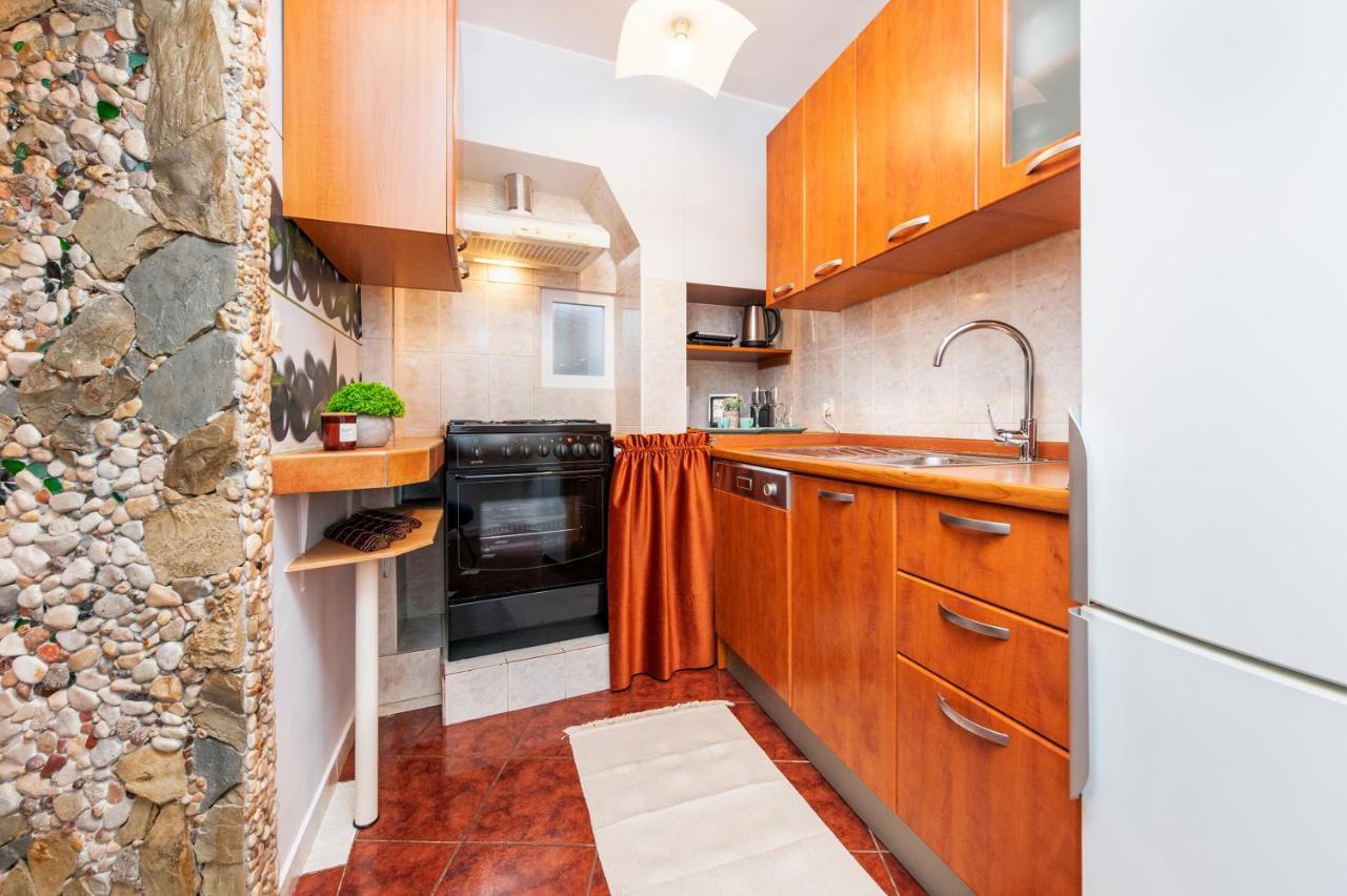Ap Downtown Apartment Ровинь Экстерьер фото